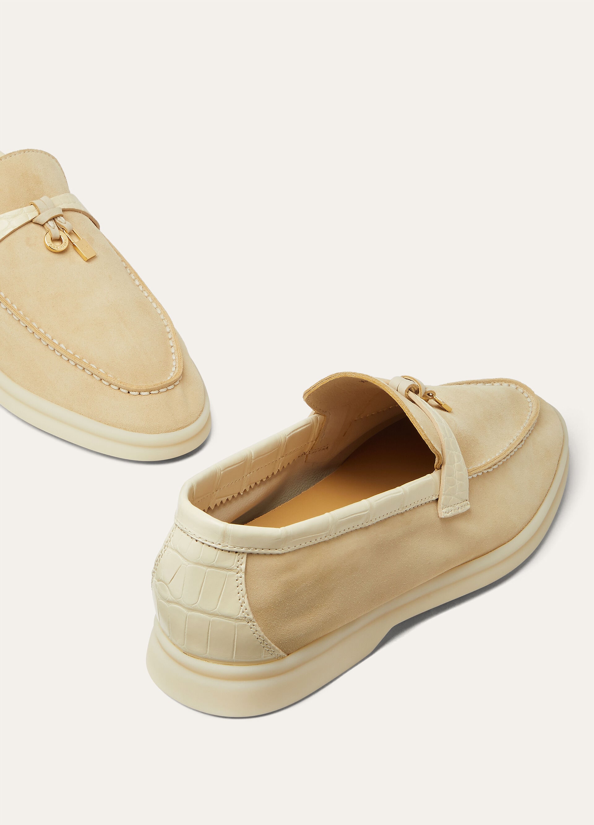SUMMER CHARMS WALK SUEDE ALLIGATOR