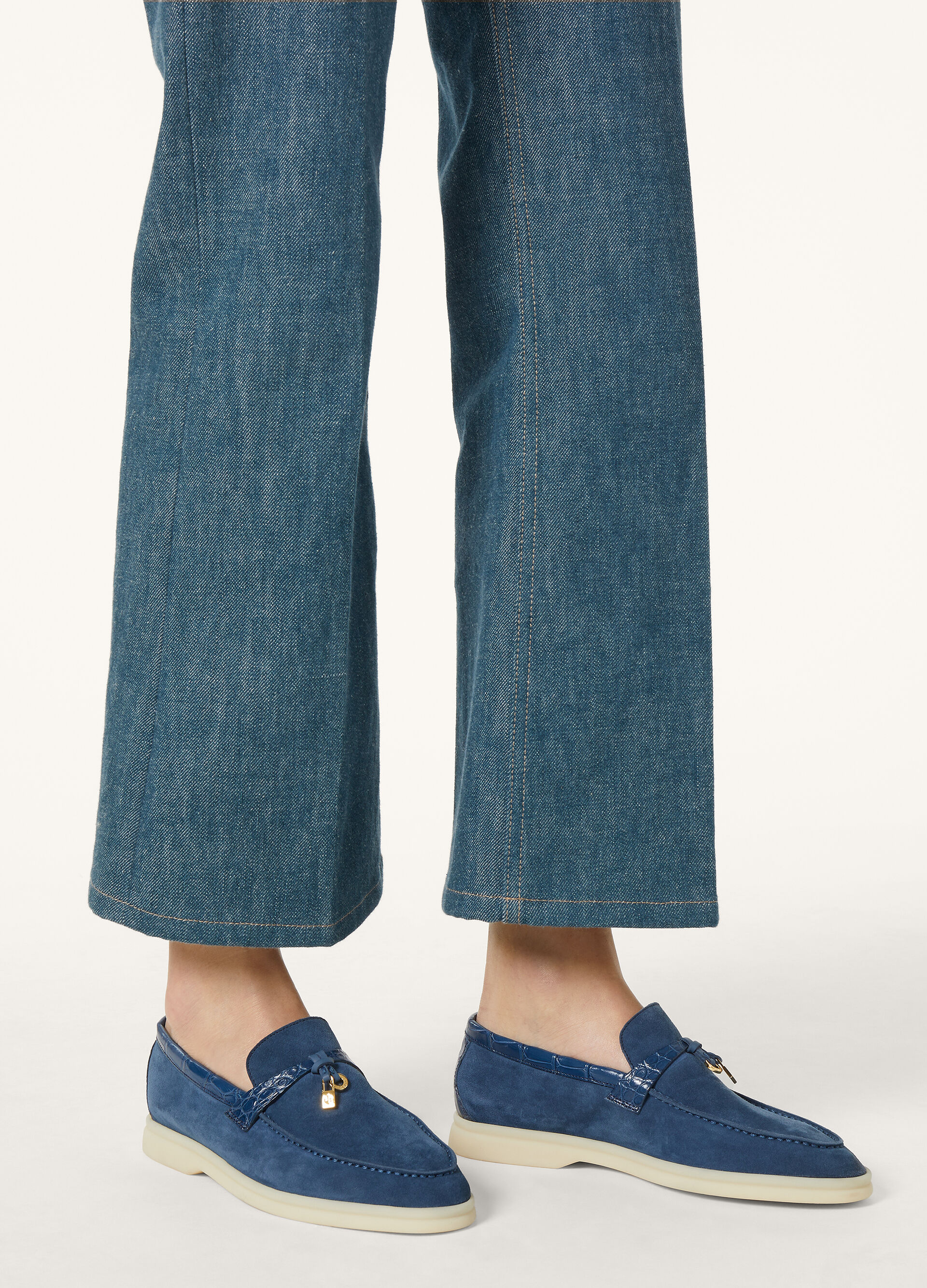 SUMMER CHARMS WALK SUEDE ALLIGATOR