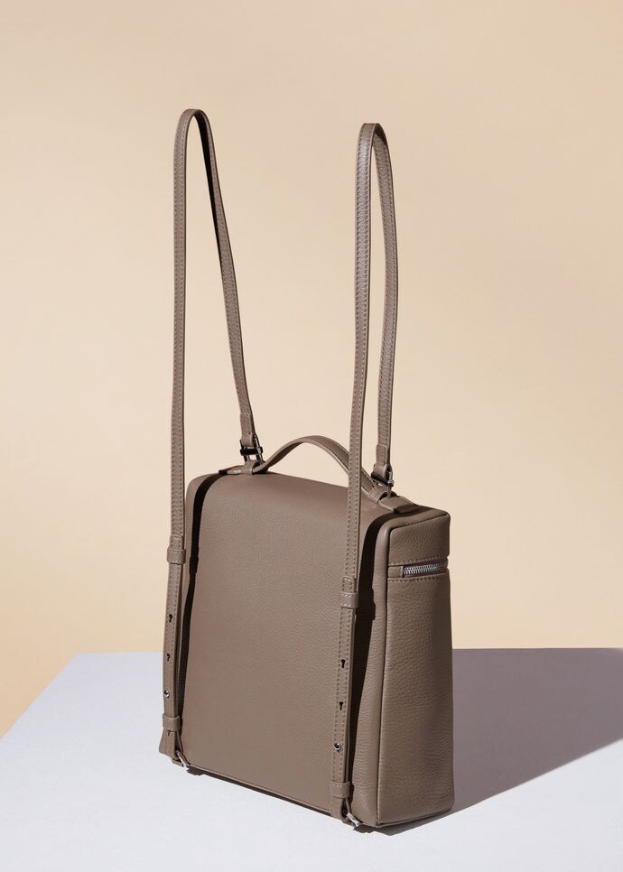 Extra Pocket Backpack L 23.5 in 染色小牛皮 暖米色 Loro Piana