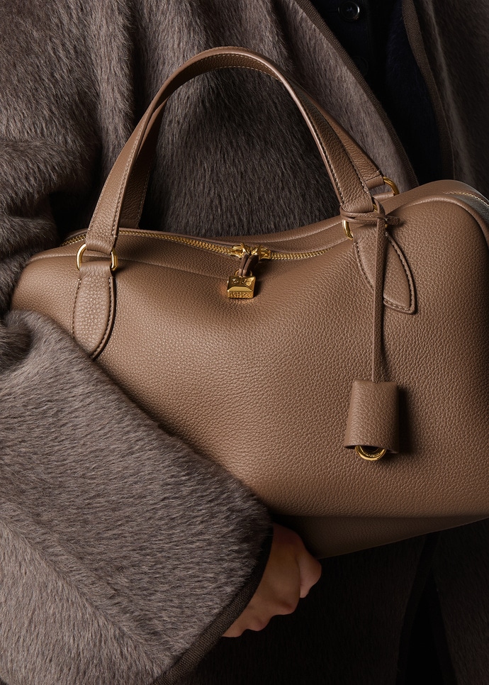 NEEDLE MEDIUM FINE GRAINED LEATHER_FAP1996_D0Q9_NR_1