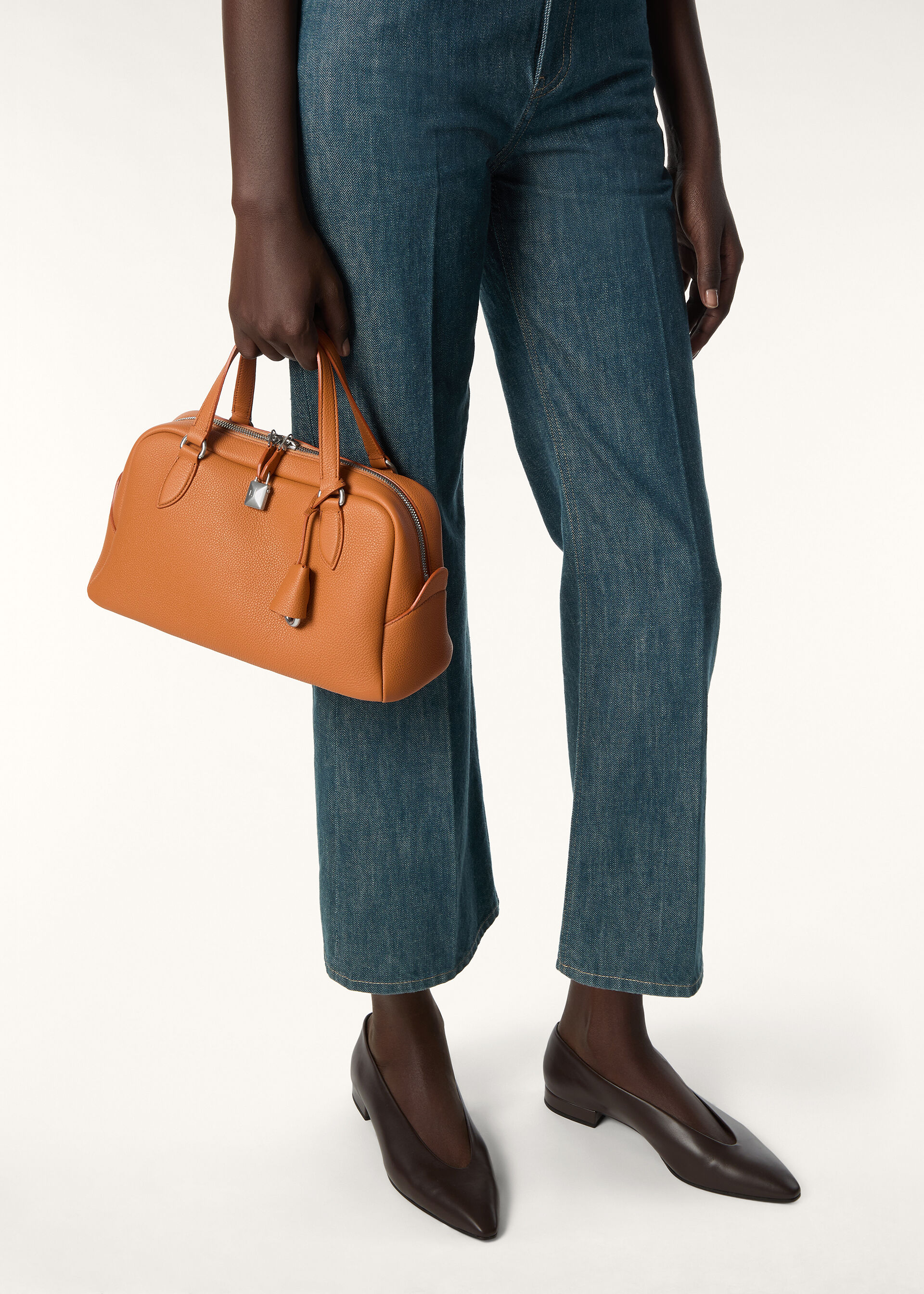 NEEDLE SMALL FINE GRAINED LEATHER