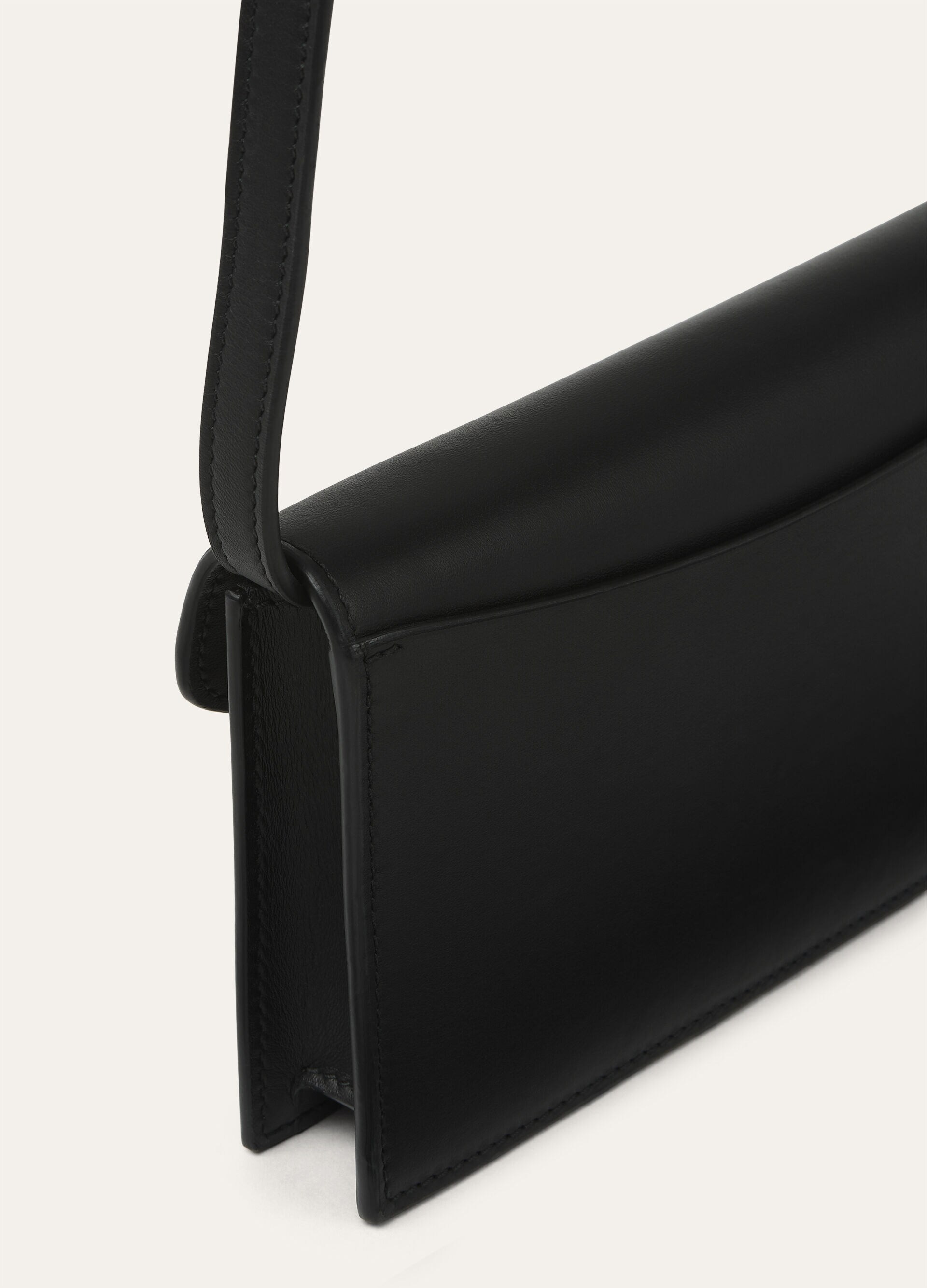 EXTRA POCHETTE ROUNDED LEATHER