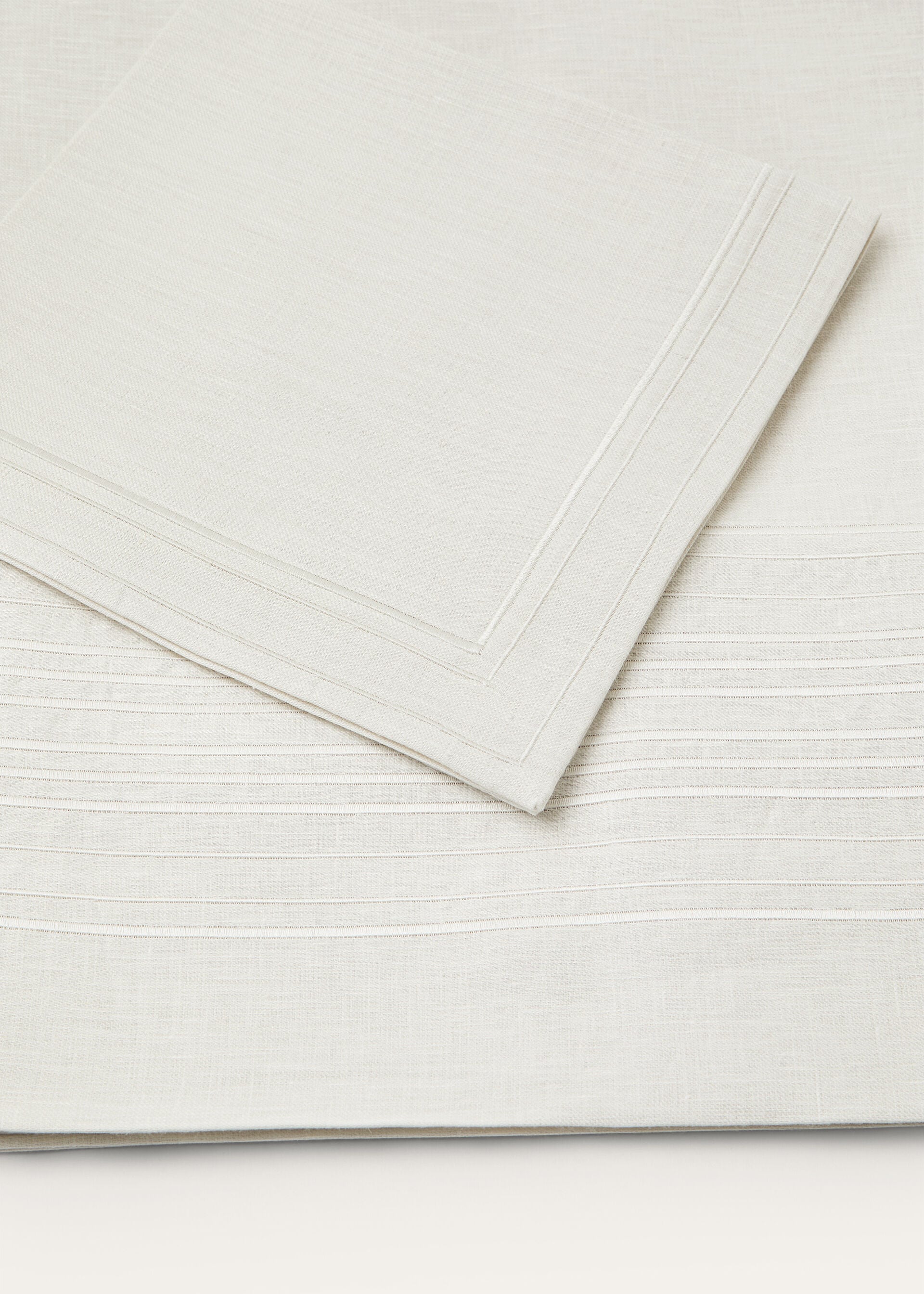 EMBROIDERED SUITCASE STRIPE TABLECLOTH 8 PAX
