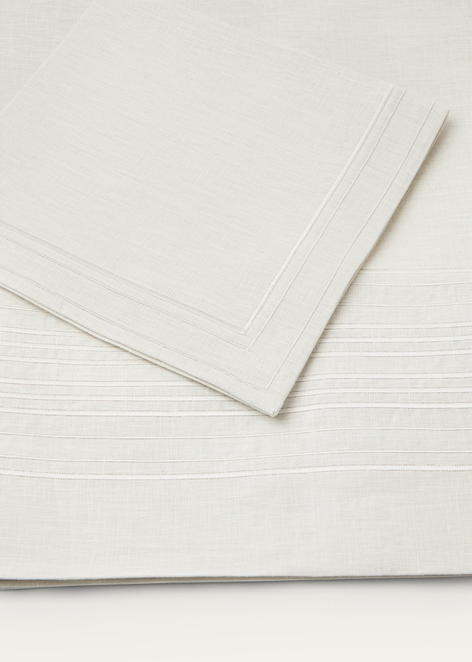 EMBROIDERED SUITCASE STRIPE TABLECLOTH 8 PAX_FAP4737_B587_NR_3