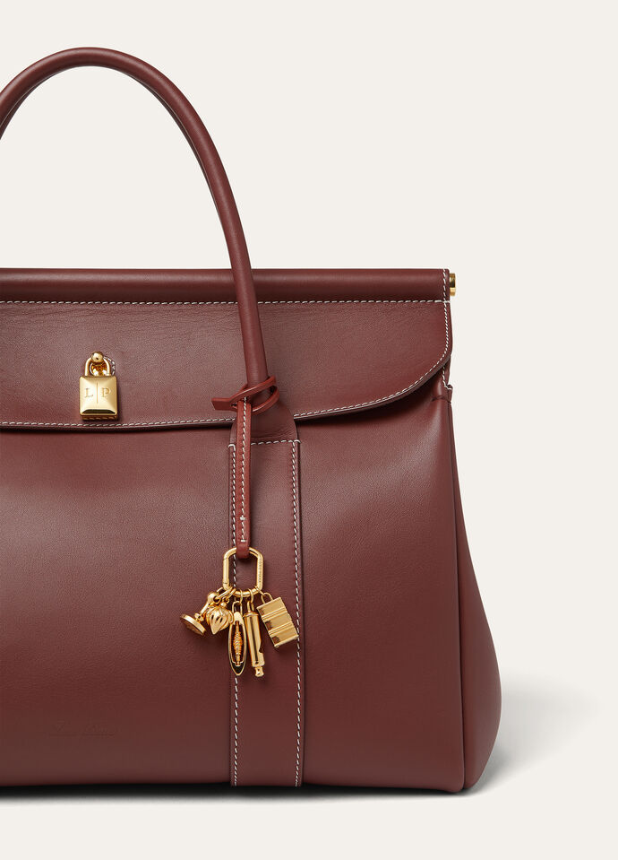 ANNIVERSARY BAG CHARM ROUNDED LEATHER/BRASS_FAP5201_P0AR_NR_3