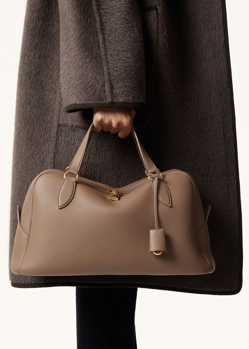 NEEDLE MEDIUM FINE GRAINED LEATHER